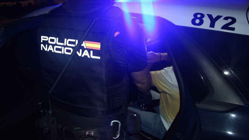 La Policía Nacional de Valladolid deteniendo a un joven