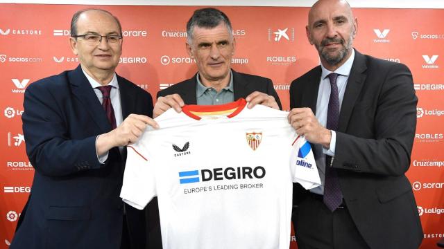 Mendilibar junto a Monchi en su presentación con el Sevilla