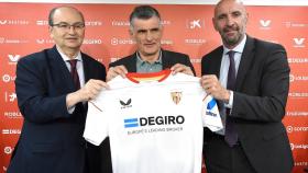 Mendilibar junto a Monchi en su presentación con el Sevilla