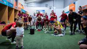 La selección española femenina de fútbol en el vestuario recibe la visita del hijo de Irene Paredes