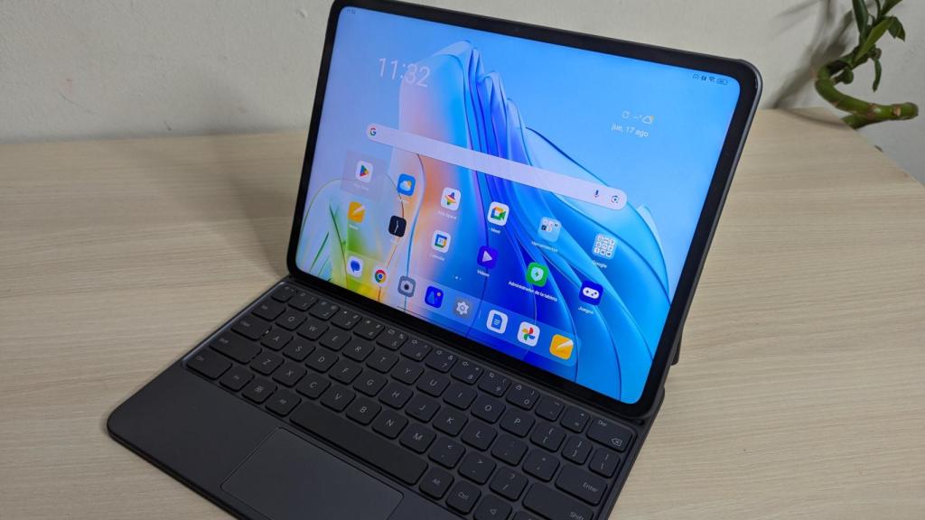 Con la funda con teclado, la OPPO Pad 2 se parece mucho a un portátil