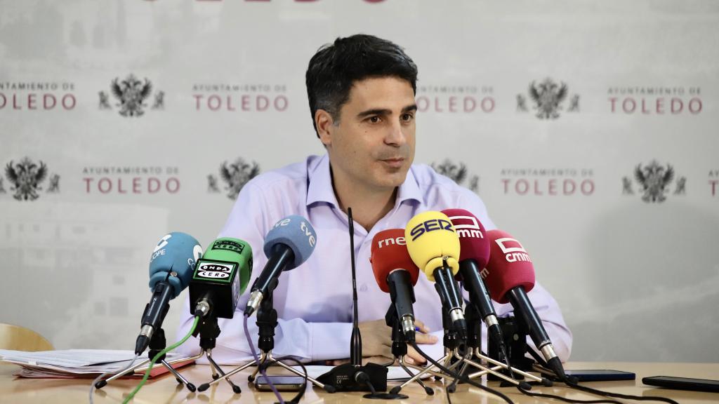 El portavoz Juan José Alcalde en rueda de prensa. Foto: Ayuntamiento de Toledo.