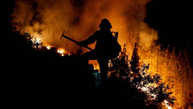 Un bombero trabaja en el incendio de Tenerife.