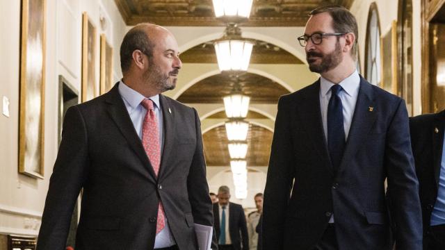 El nuevo presidente del Senado , Pedro Rollán, y el exportavoz del PP en el Senado, Javier Maroto, a su llegada a la Cámara Alta.