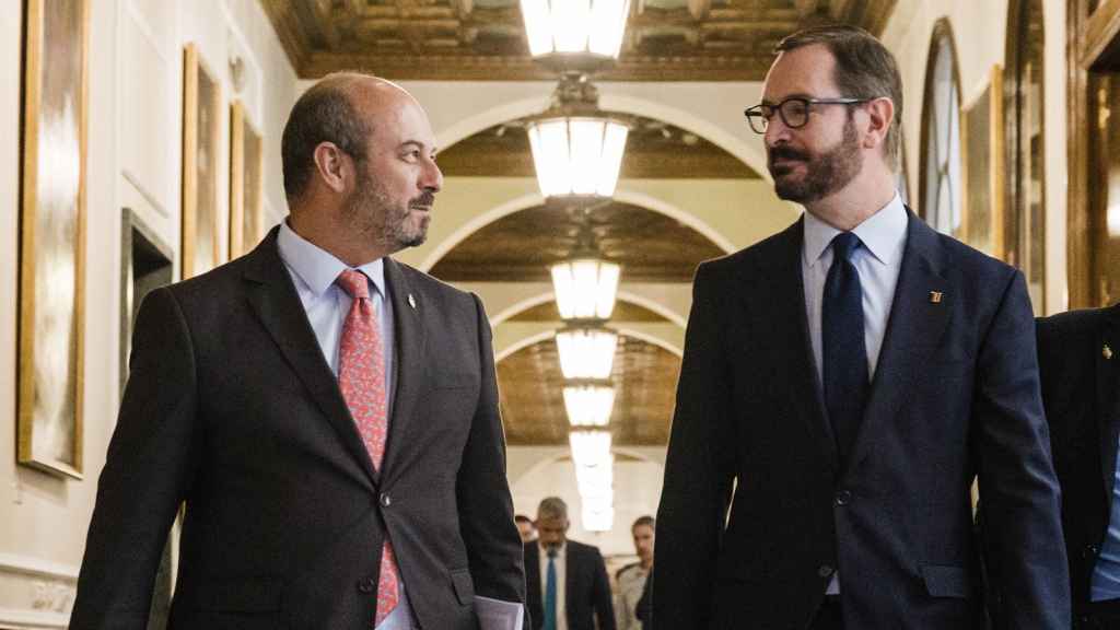 El nuevo presidente del Senado , Pedro Rollán, y el exportavoz del PP en el Senado, Javier Maroto, a su llegada a la Cámara Alta.