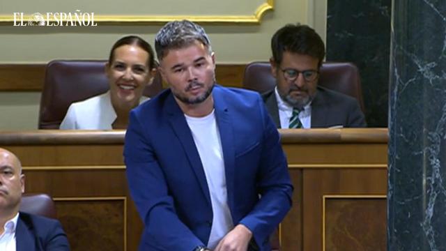 Distintos momentos en que los diputados separatistas acatan la Constitución en catalán y euskera.