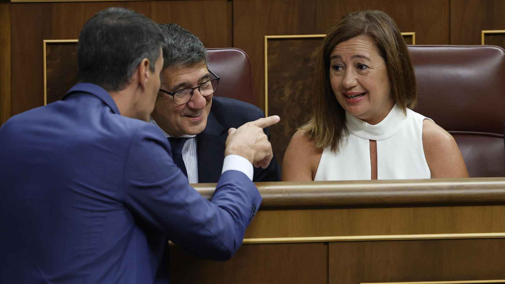El presidente Pedro Sánchez y Patxi López bromean con la presidenta del Congreso, Francina Armengol, en una foto de archivo.