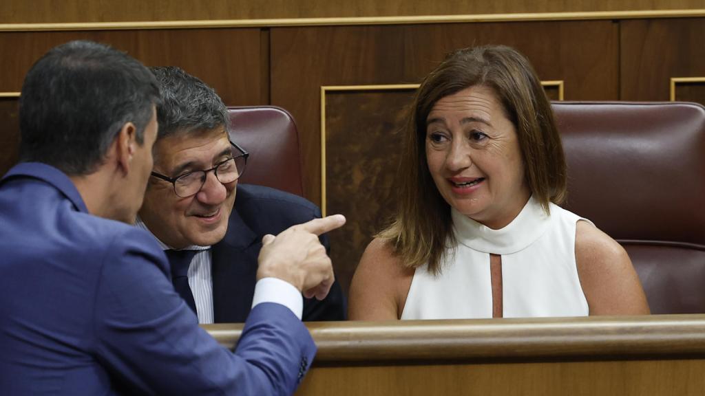 El presidente del Gobierno, Pedro Sánchez, y el portavoz socialista en el Congreso, Patxi López, bromean junto a la presidenta de la Cámara, Francina Armengol.