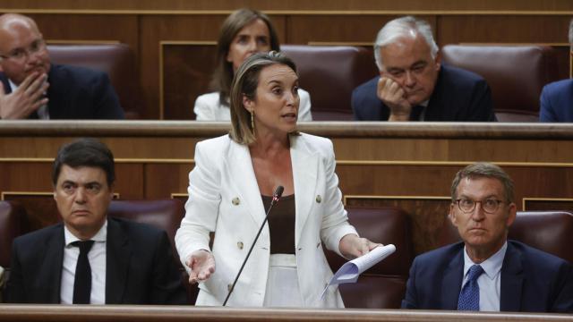 La diputada del PP Cuca Gamarra, acata la Constitución durante la sesión constitutiva del Congreso de las Cortes Generales de la XV Legislatura, este jueves en Madrid.