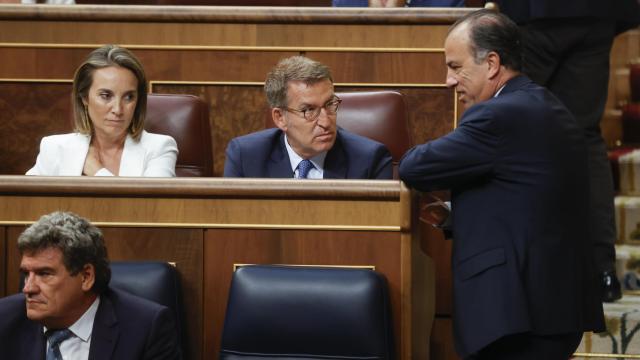 El presidente del PP, Alberto Núñez Feijóo (c) conversa con el diputado Carlos García Adanero en presencia de la secretaria general de la formación, Cuca Gamarra , este jueves.