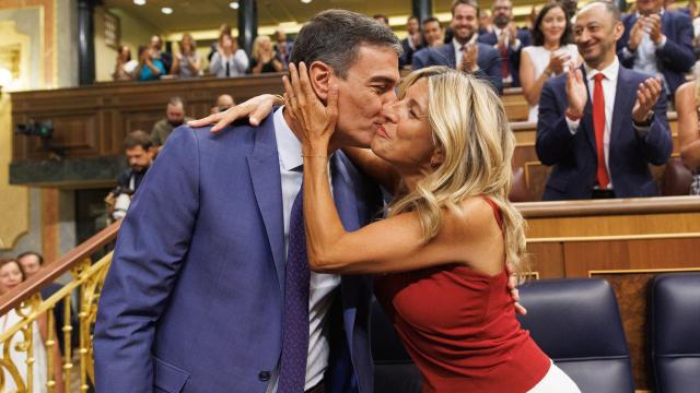 El presidente del Gobierno en funciones, Pedro Sánchez, y la vicepresidenta segunda, Yolanda Díaz, este jueves en el Congreso de los Diputados.