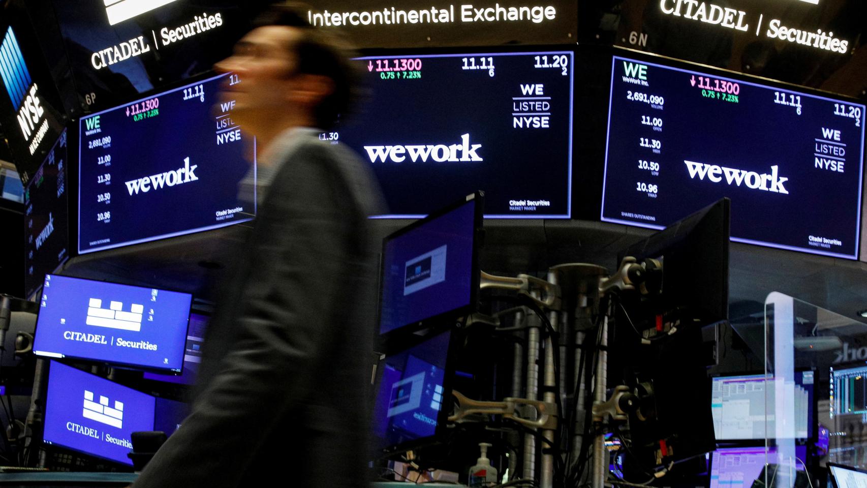 Un operador en el  parqué de la Bolsa de Nueva York durante el debut bursátil de WeWork.