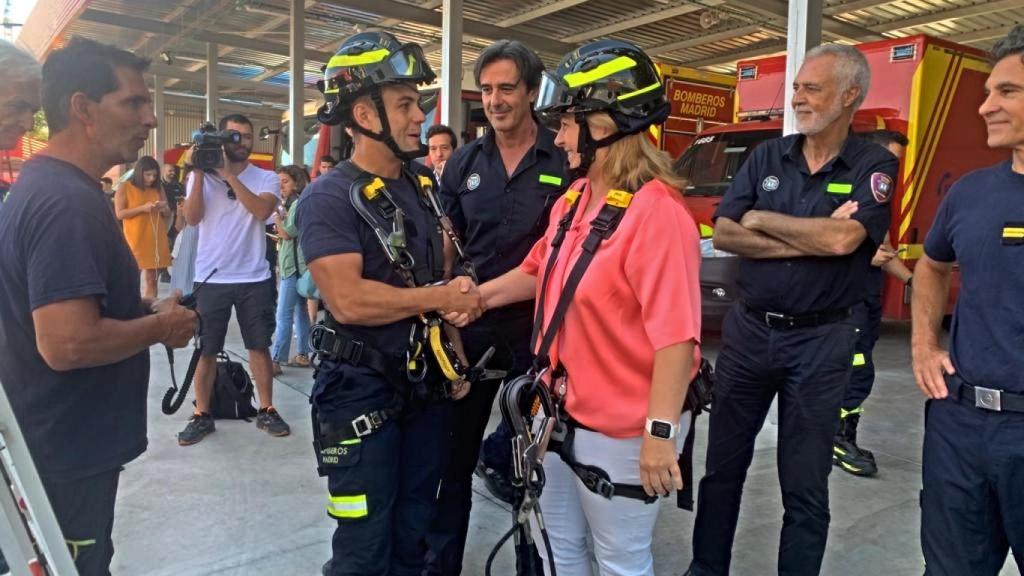 La vicealcaldesa Inmaculada Sanz charlando con los bomberos del parque.