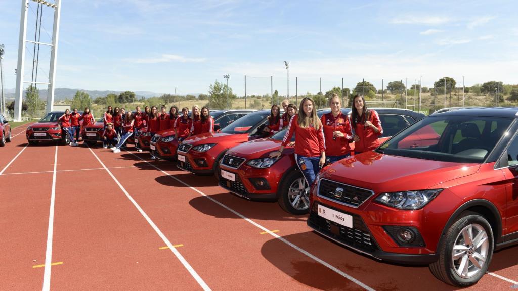 Las jugadoras juntos a sus coches recibidos en 2019.