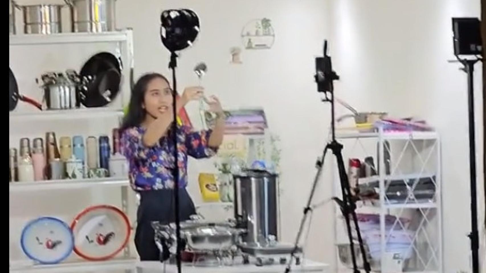 Una chica formándose en la fábrica de streamers de China