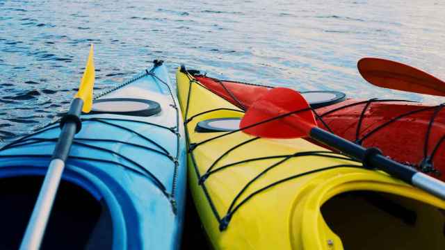 Kayaks en unas imágenes de archivo.