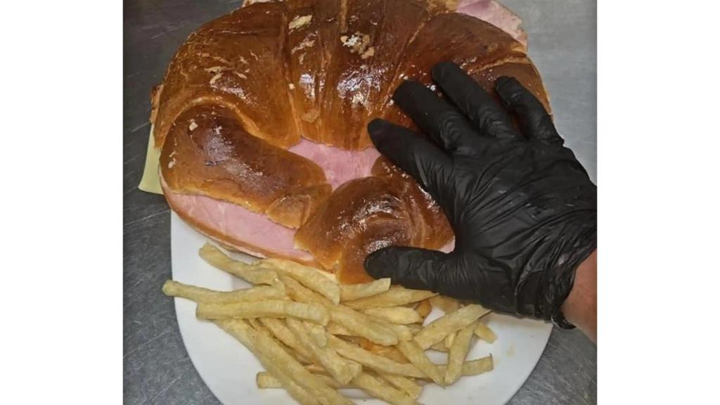 Un croissant gigante de La Parilla de Valdemoro.