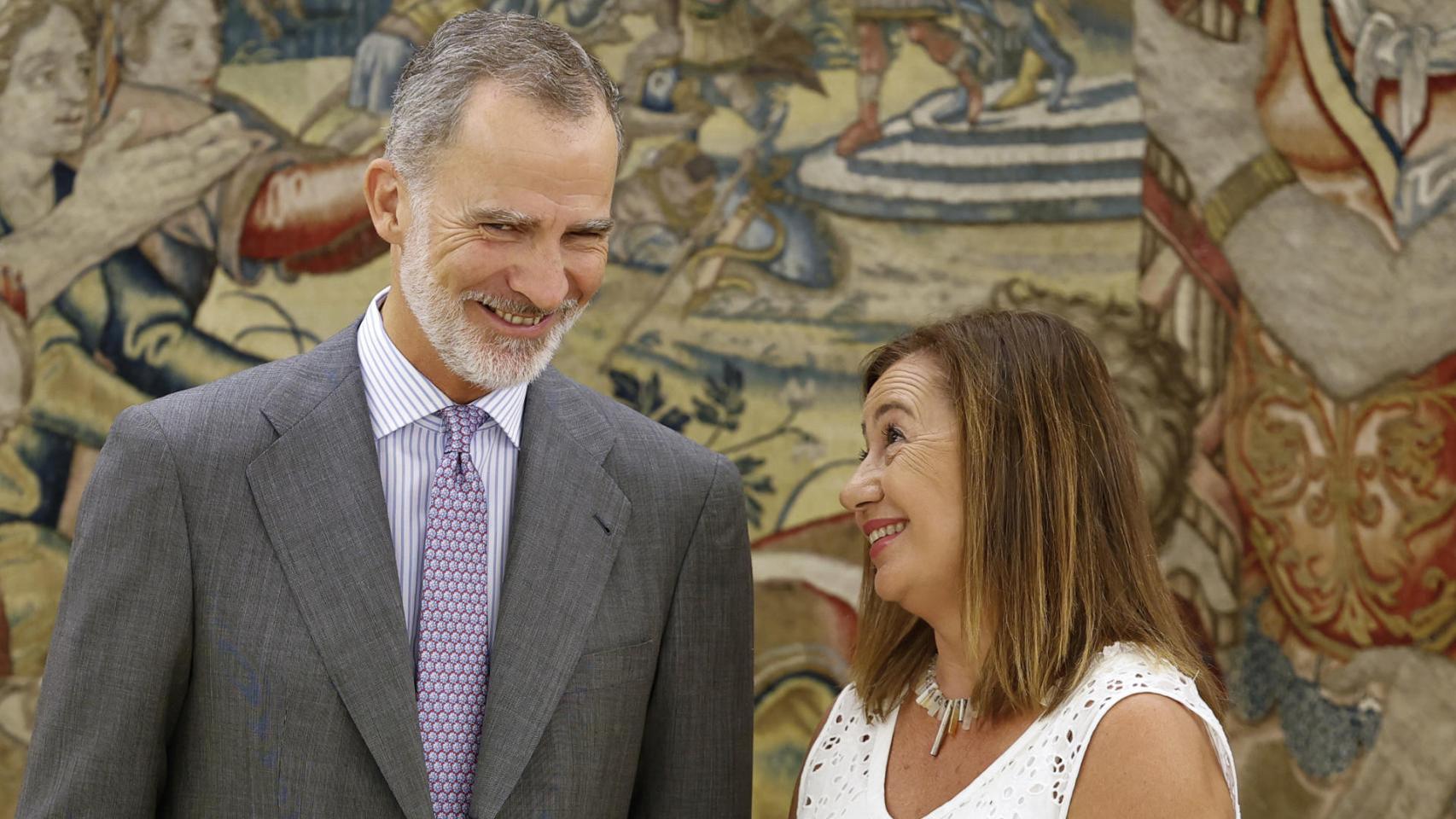 El Rey Felipe VI junto a la presidenta del Congreso, Francina Armengol, este viernes en el Palacio de la Zarzuela.