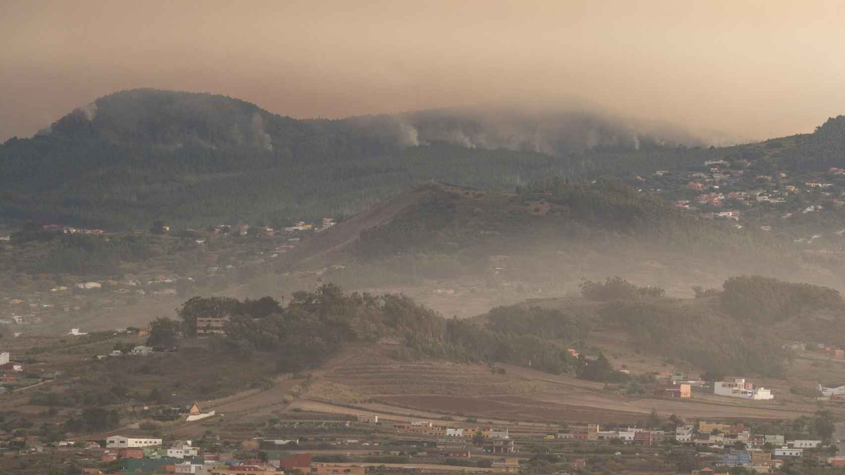 El incendio forestal declarado en la isla de Tenerife visto desde la localidad de La Esperanza, en el municipio de El Rosario.
