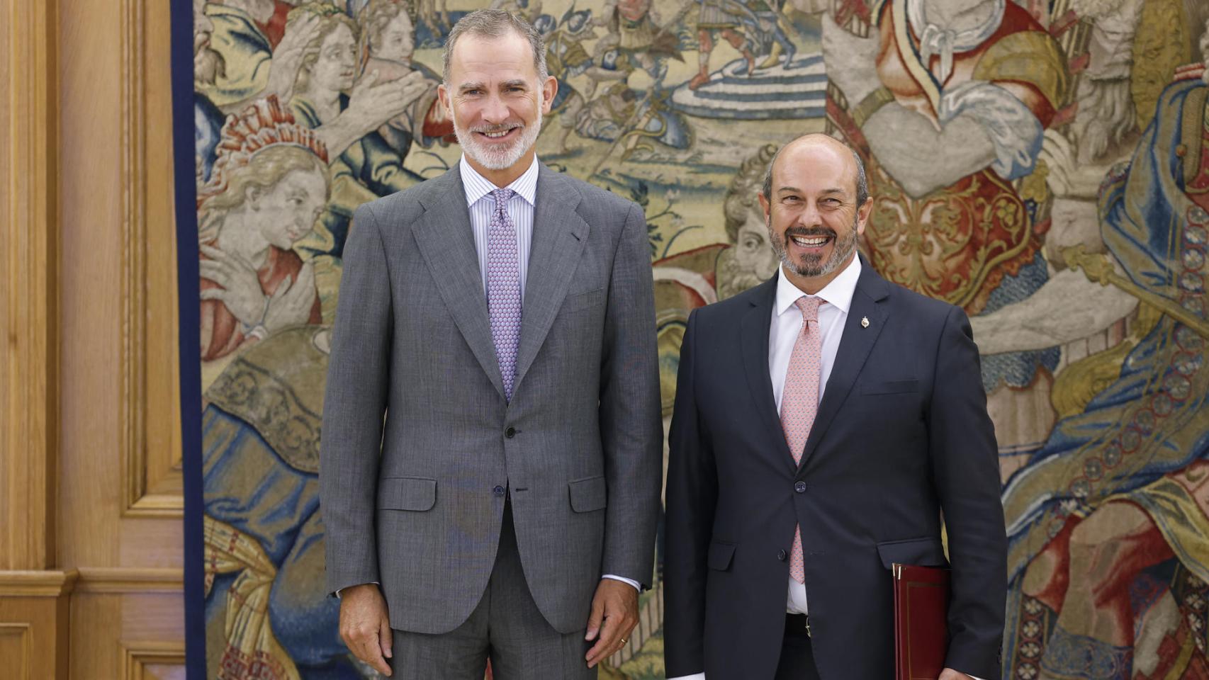 El Rey Felipe VI y el presidente del Senado, Pedro Rollán.