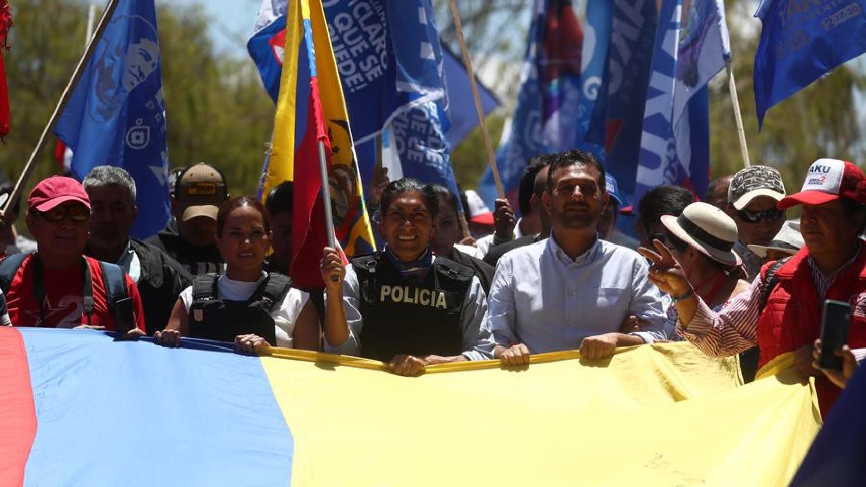 El candidato a la Presidencia de Ecuador Yaku Pérez (d) ondea una bandera de Ecuador durante su cierre de campaña hoy, en Quito (Ecuador).
