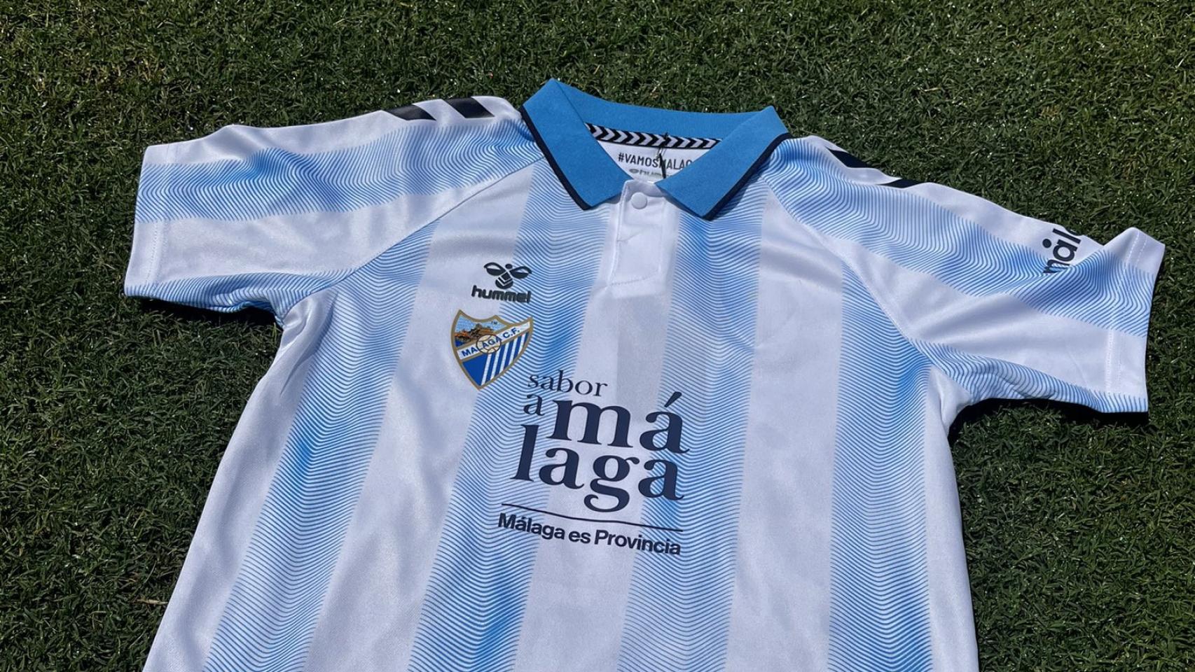 La camiseta del Málaga CF para el pequeño, con el escudo al otro lado.