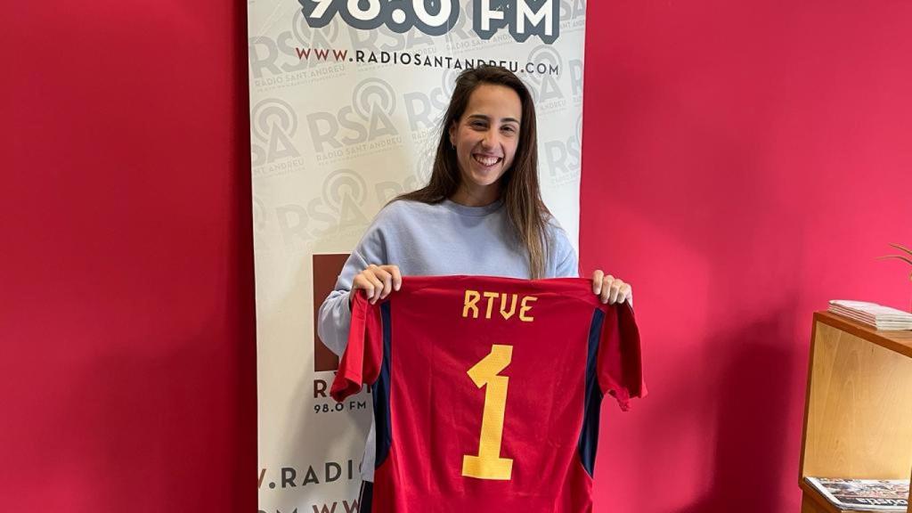 Alicia Arévalo poca con la camiseta de la selección que le regalaron en TVE.