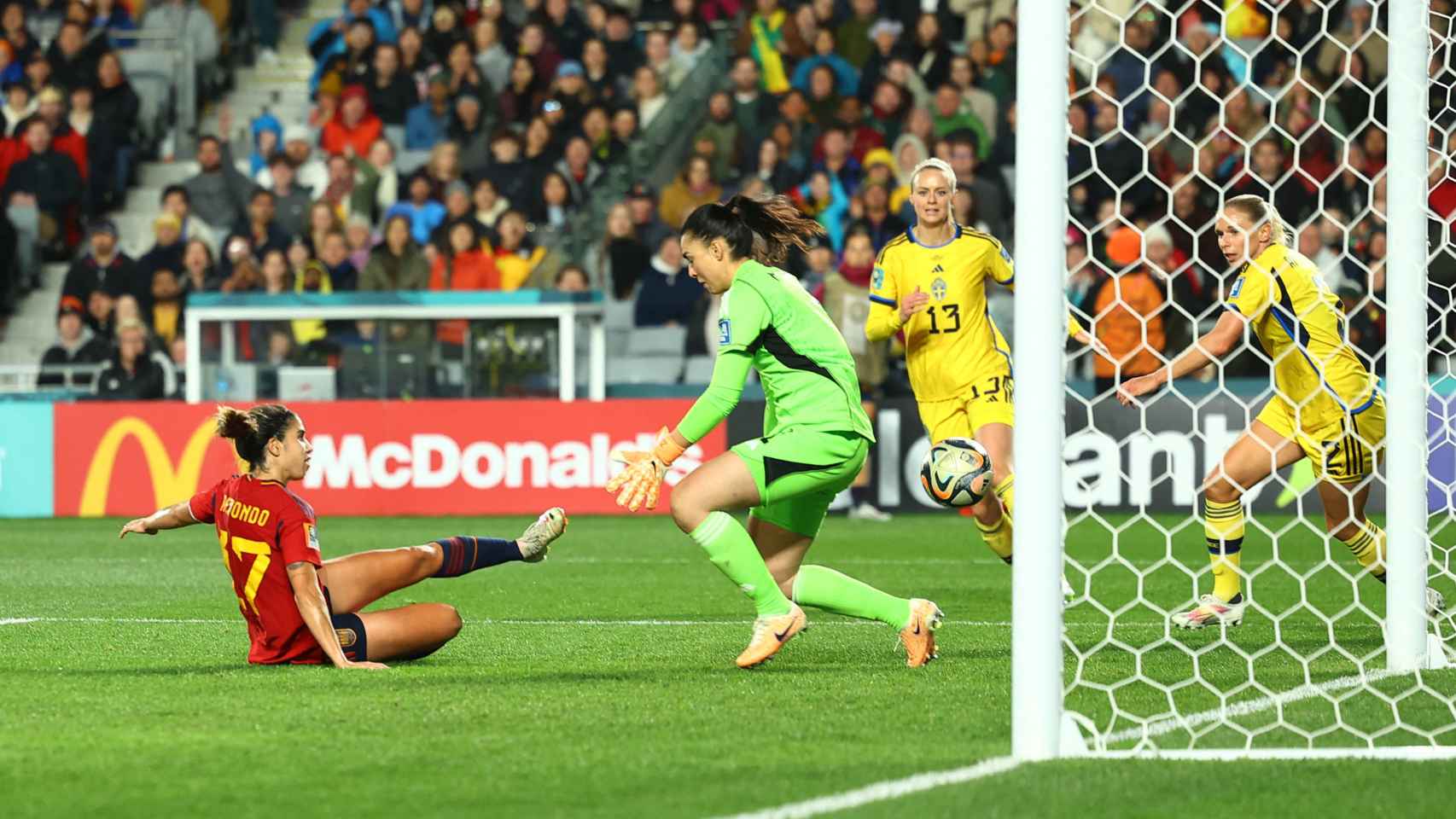 Alba Redondo roza el gol en el partido ante Suecia.