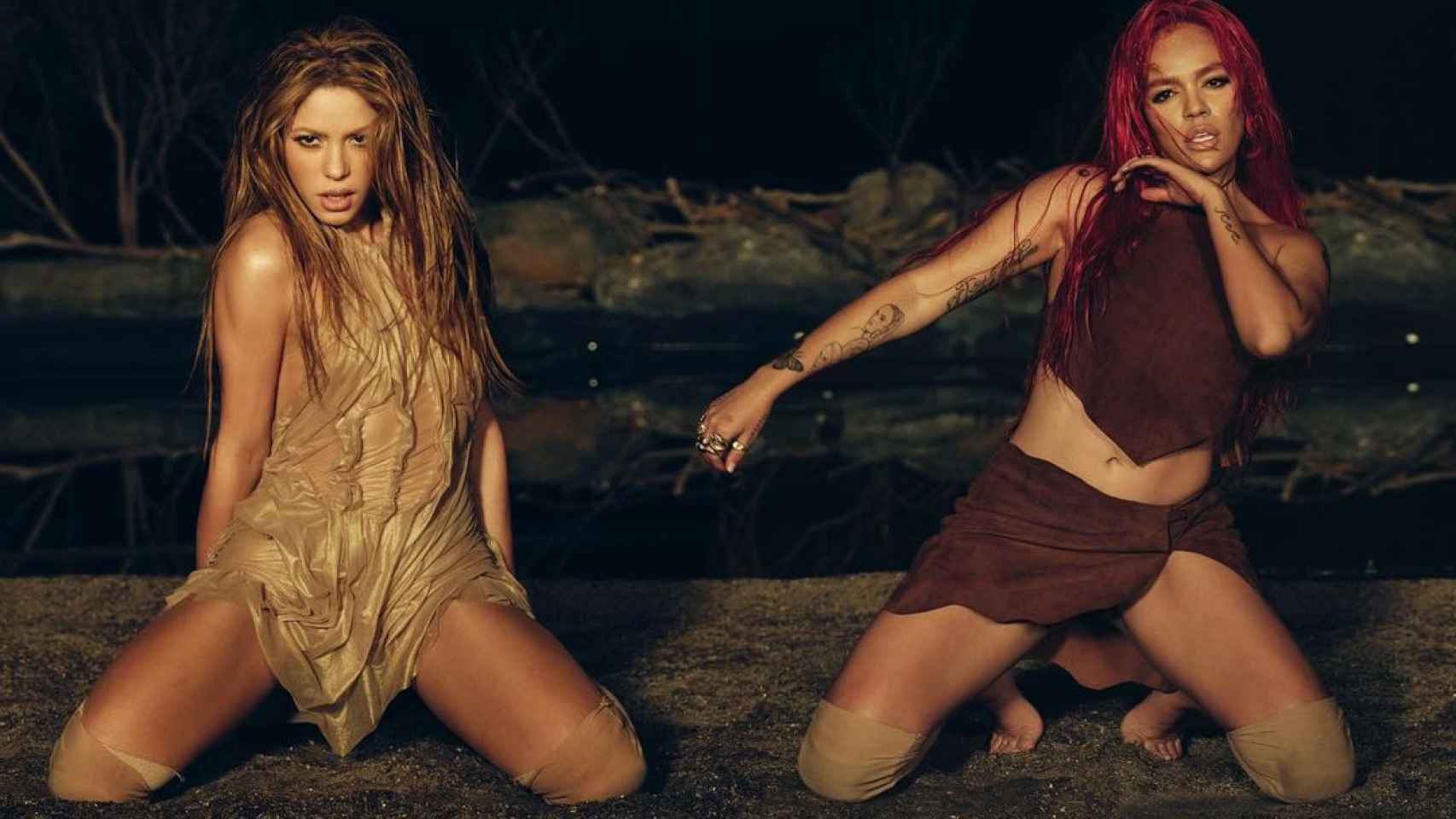 Karol G y Shakira durante el videoclip de 'TQG'.