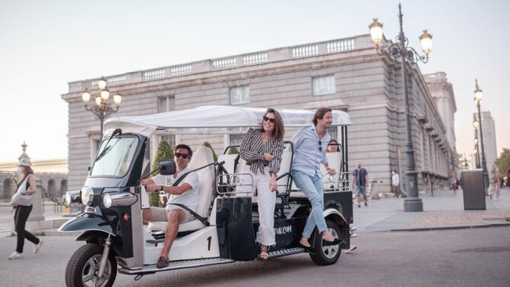 Un tuk tuk frente al Palacio Real.