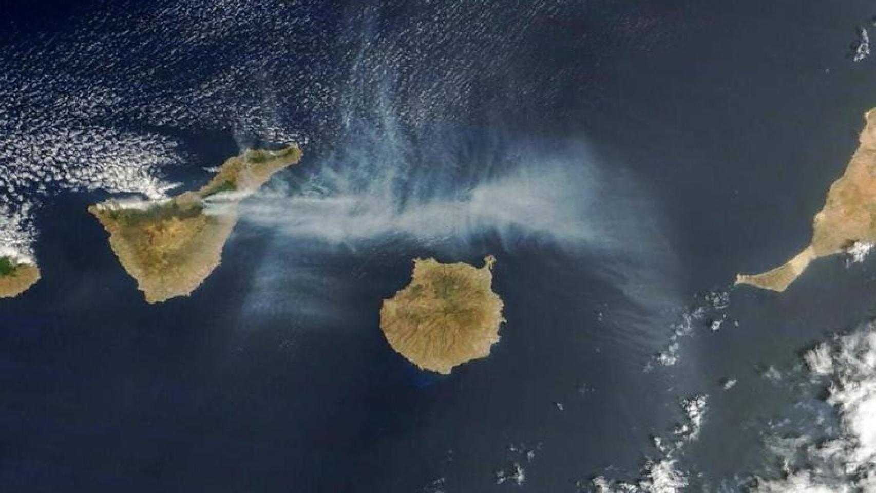 Imagen del incendio difundida por la NASA.