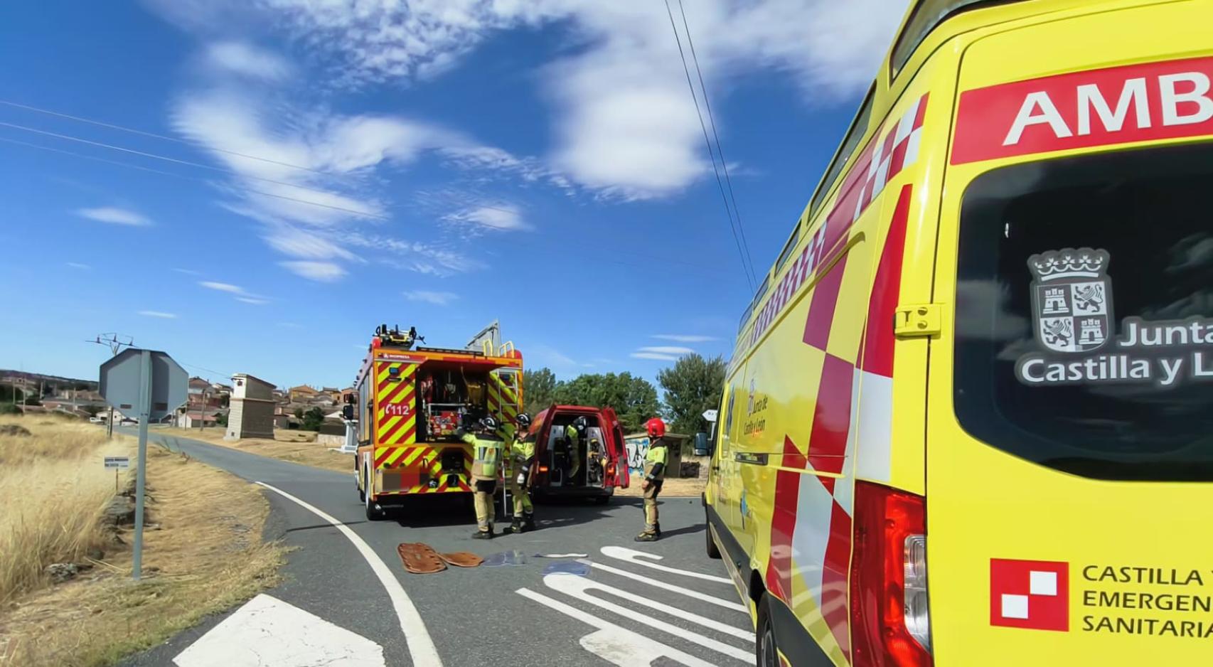 Los Bomberos de Ávila y los servicios sanitarios trabajando en el accidente