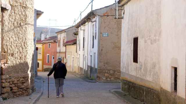 Una mujer camina sola por las calles de un pueblo