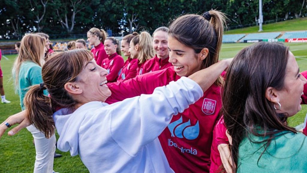 El cariñoso abrazo entre Sandra Sánchez y Alba Redondo. IBERDROLA.