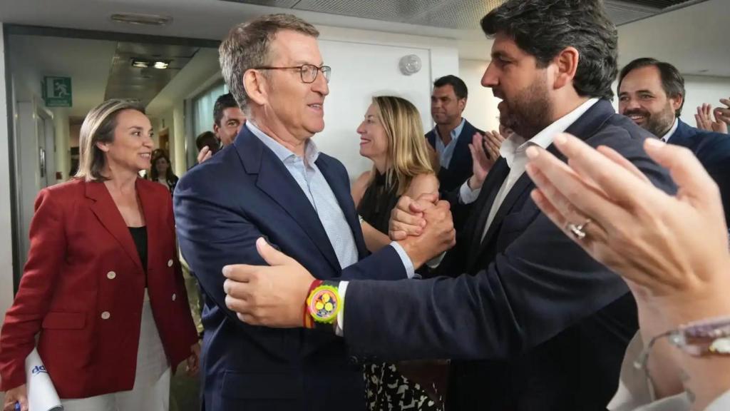 Fernando López Miras saludando a Alberto Núñez Feijóo en la sede de Génova tras celebrarse las elecciones generales del 23 de julio.