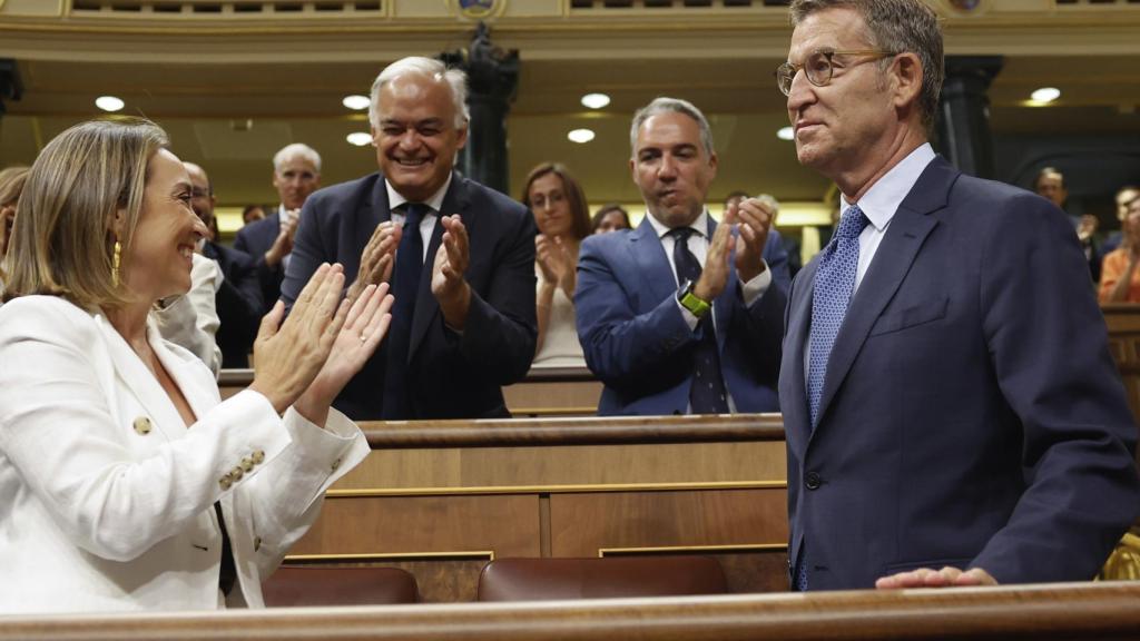 Alberto Núñez Feijóo, aplaudido por Cuca Gamarra, Esteban González Pons y Elías Bendodo, en el Congreso.