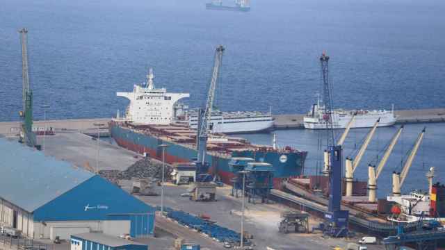 Una vista aérea de un buque durante una operativa de tráfico de mercancías en el puerto de Cartagena.