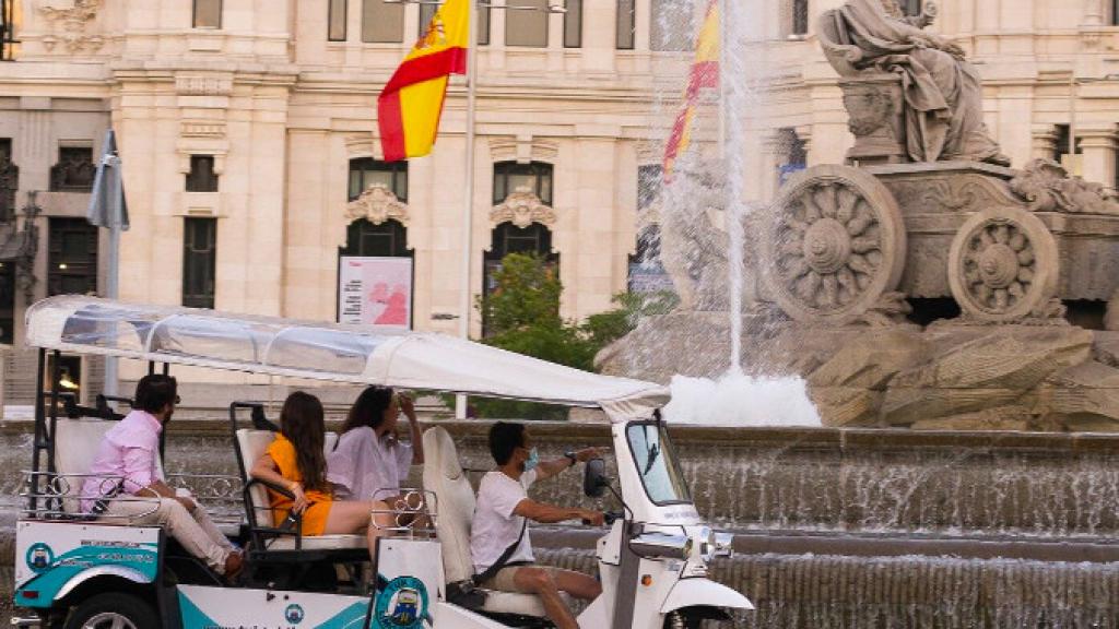 Los tuk tuk se utilizan para hacer rutas turísticas por el centro de Madrid.