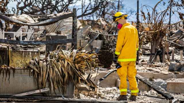 Un bombero en Hawái tras los incendios que han destrozado la isla.