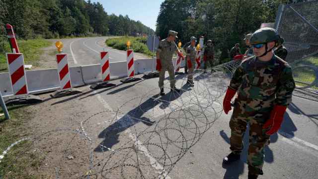 Militares lituanos cerrando uno de los pasos fronterizos con Bielorrusia.