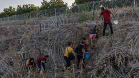 Un grupo de migrantes trata de cruzar la frontera con EEUU