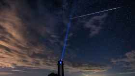 Observatorio junto a un satélite de Starlink en el cielo.