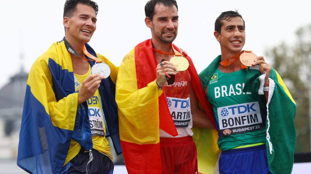 Álvaro Martín, con su medalla de oro junto al resto de acompañantes en el podio.