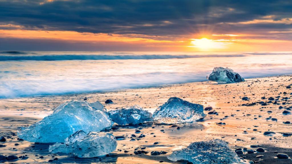 Panorámica de la playa de los Diamantes en Jokulsarlon, Islandia.