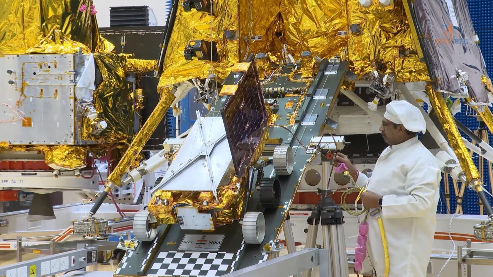 Rover descendiendo del módulo Chandrayaan 3