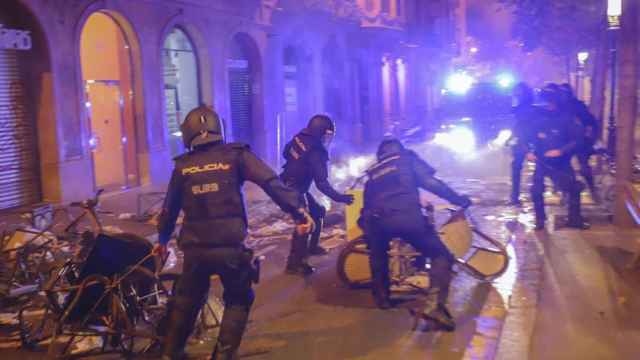 Agentes de la UIP despejan una barricada de una calle de Barcelona en los disturbios de 2019.