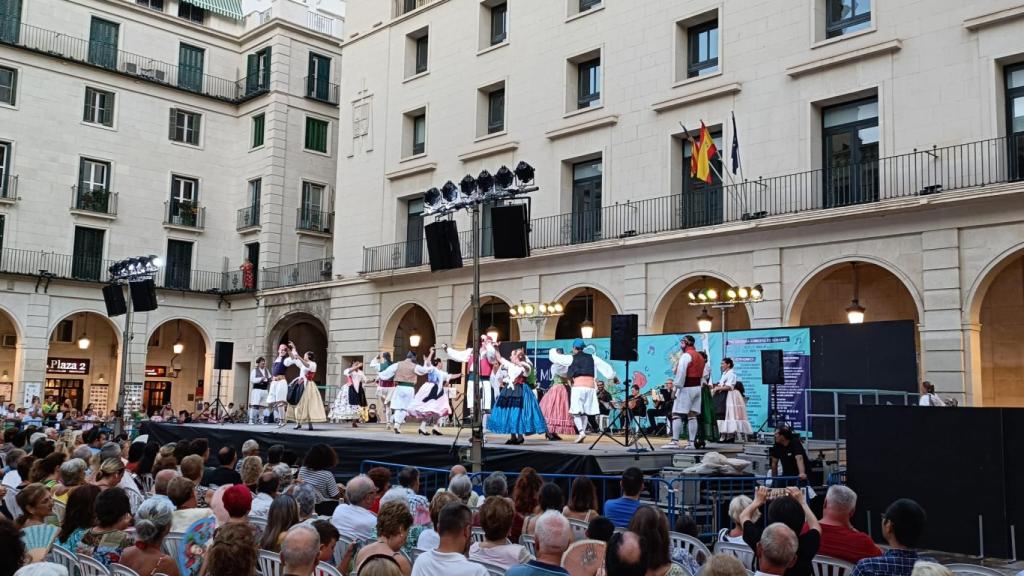 Una de las actuaciones en la Plaza del Ayuntamiento.