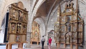 Dos personas visitan el Museo del Retablo en Burgos
