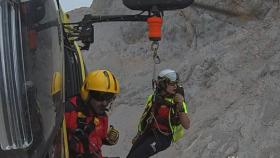 La enfermera rescatadora desciende hasta donde la víctima.