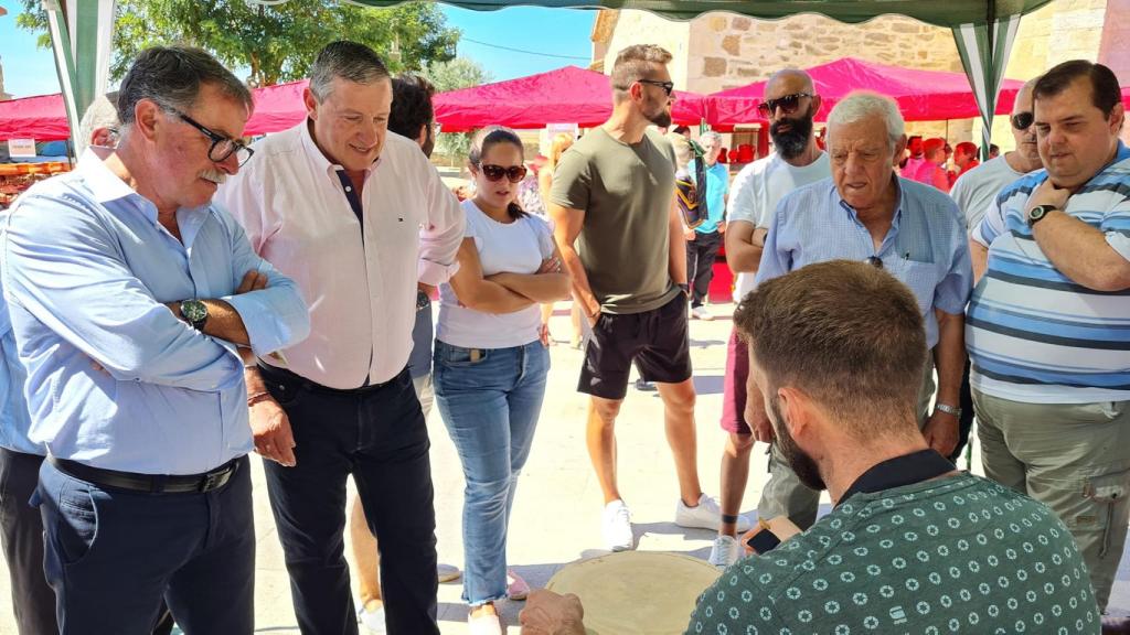 Javier Faúndez, presidente de la Diputación de Zamora, visita uno de los puestos de alfarería de Pereruela